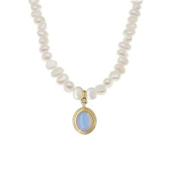 Round Medal Pearl Necklace...