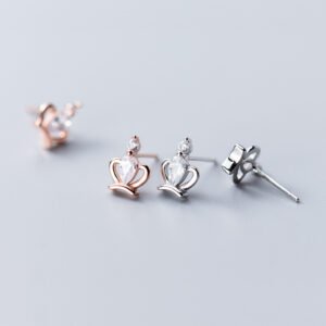 Cute crown with diamond earrings