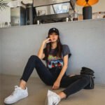 Raw-edge ripped high-waisted jeans