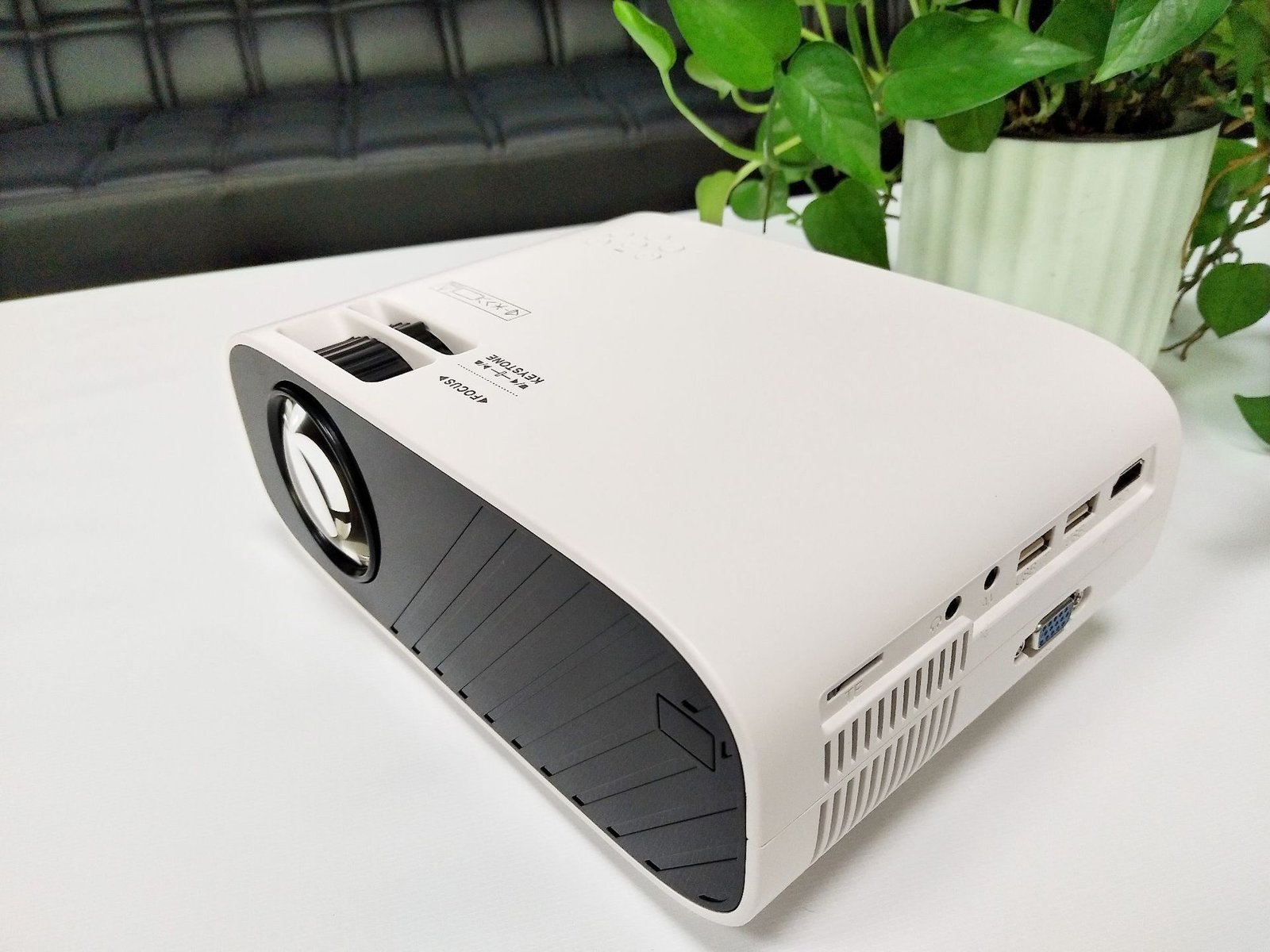 Office teaching portable projector - Image 2