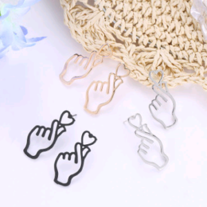Personality metal love earrings hollowing out heart gesture earrings cold wind peach heart shaped earrings
