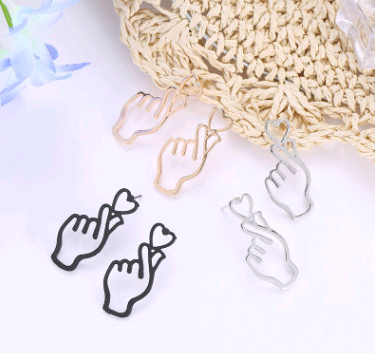Personality metal love earrings hollowing out heart gesture earrings cold wind peach heart shaped earrings