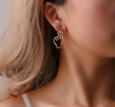 Personality metal love earrings hollowing out heart gesture earrings cold wind peach heart shaped earrings - Image 2