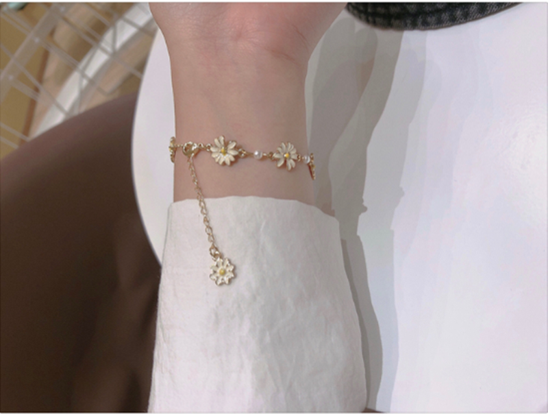 Cute Retro Student Flower Girl Heart Hand Jewelry - Image 5