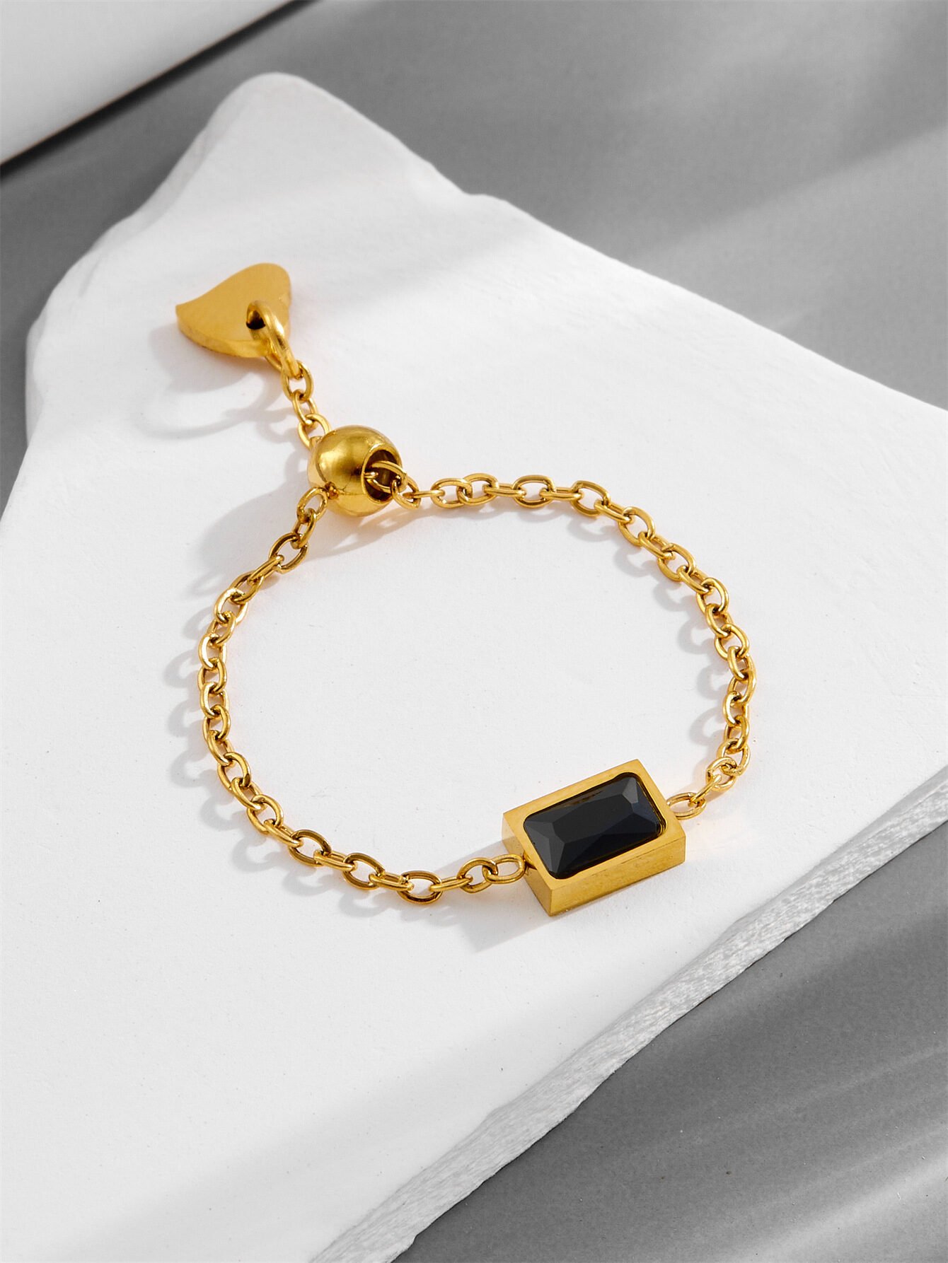 Fashionable And Elegant Green Square-cut Diamond Ring - Image 6