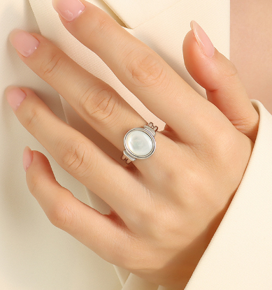 Belle Golden Seashell Ring - Image 2