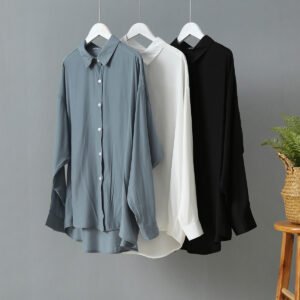 Loose long-sleeved solid color shirt in silky fabric