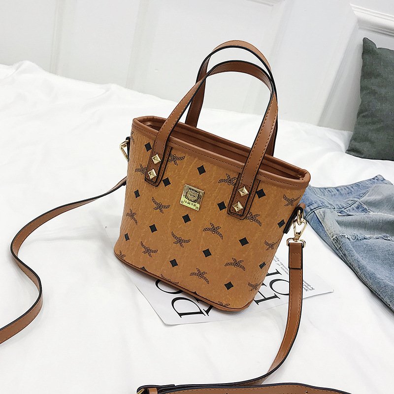Fashion one-shoulder crossbody pouch - Image 4