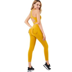 Two-piece yoga suit with pockets