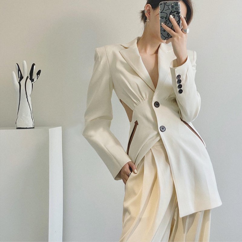 Fashionable and versatile dress