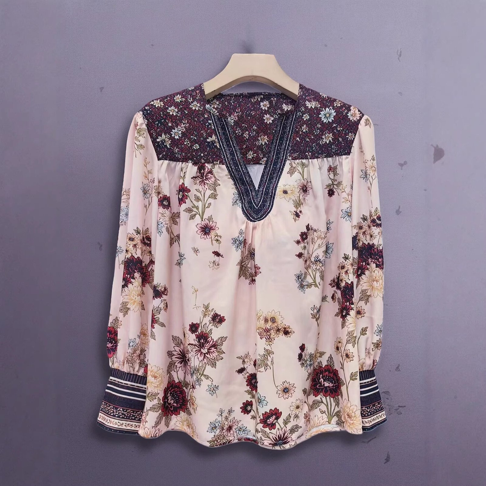 V-Neck Lace-Patchwork Long-Sleeve Floral Print Womens T-Shirt - Image 2