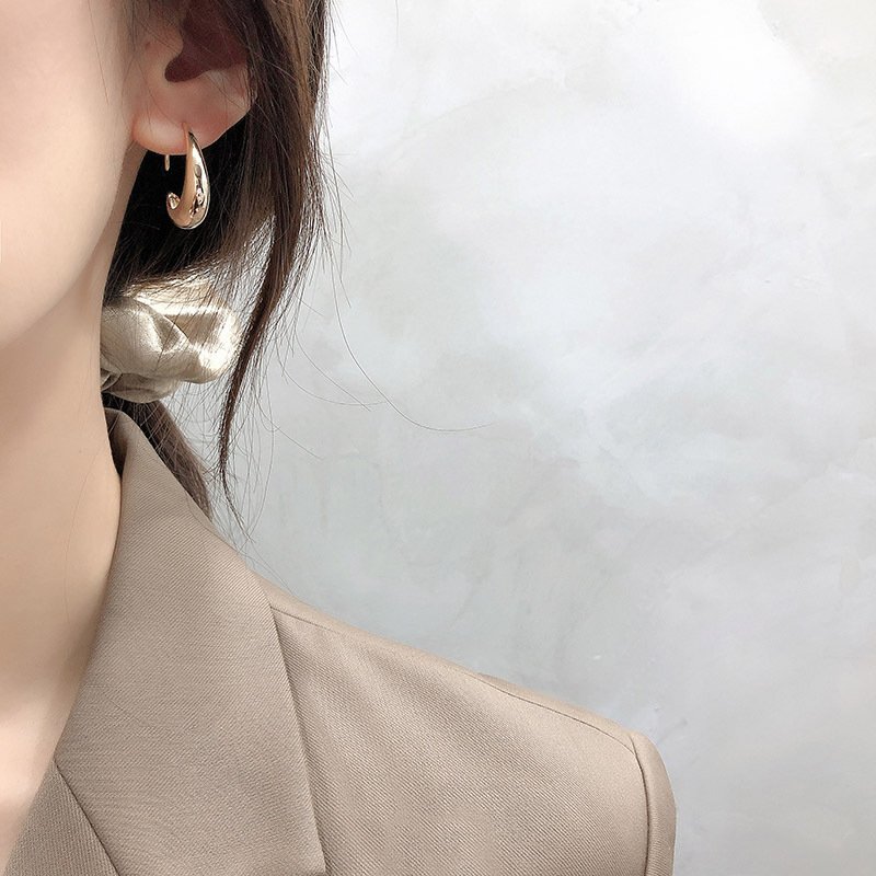 Simple glossy cold wind earrings - Image 2
