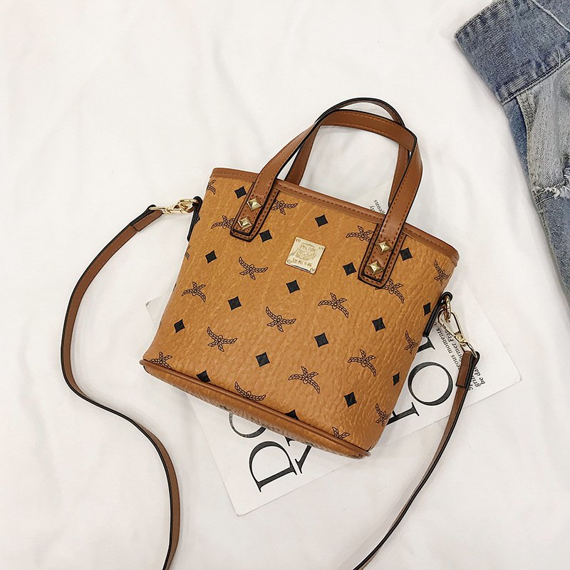 Fashion one-shoulder crossbody pouch - Image 2