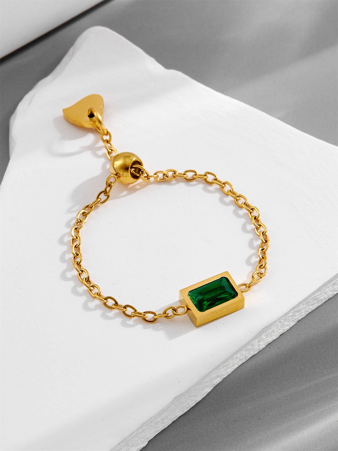 Fashionable And Elegant Green Square-cut Diamond Ring - Image 5