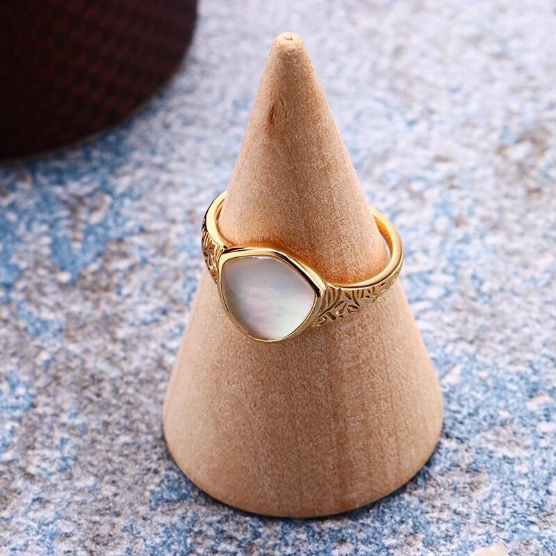 Vintage Carved Personality Shell White Crystal Ring For Women - Image 6