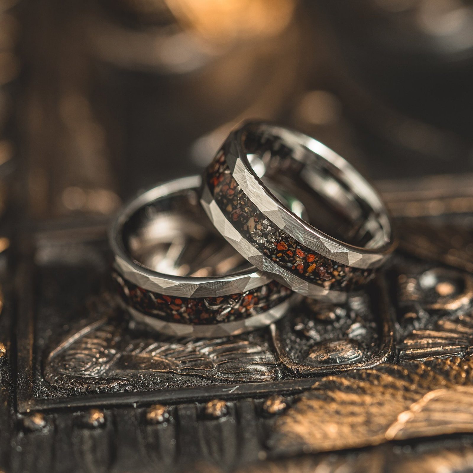 8mm Tungsten Steel Flat Edge Hammer Pattern Inlaid Broken Meteorite Tungsten Gold Ring - Image 3