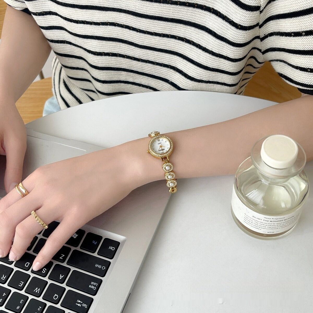 Classic Style Natural Freshwater Pearl Berm Plate Watch For Women - Image 2
