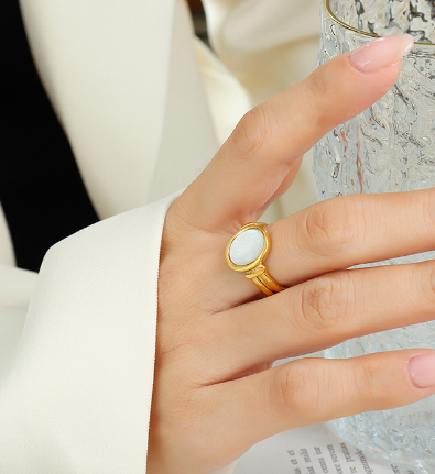 Belle Golden Seashell Ring